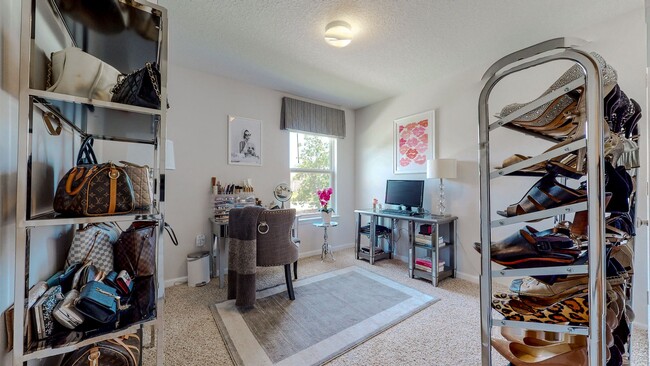 Building Photo - Coming Soon! 4 bed 2 bath home located in ...