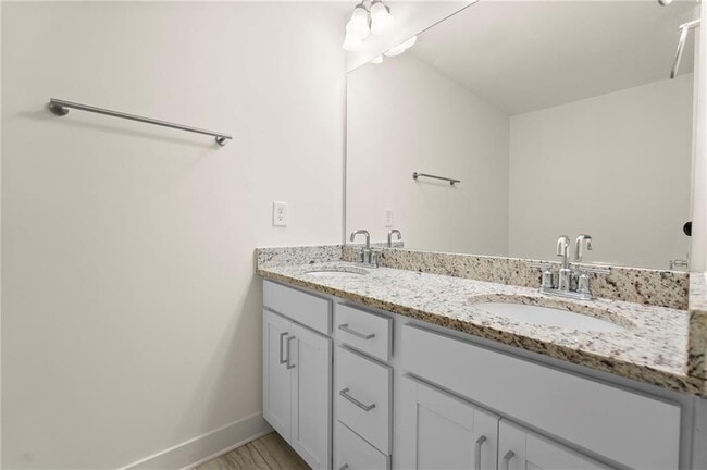 Building Photo - 1833 Edgehill Dr