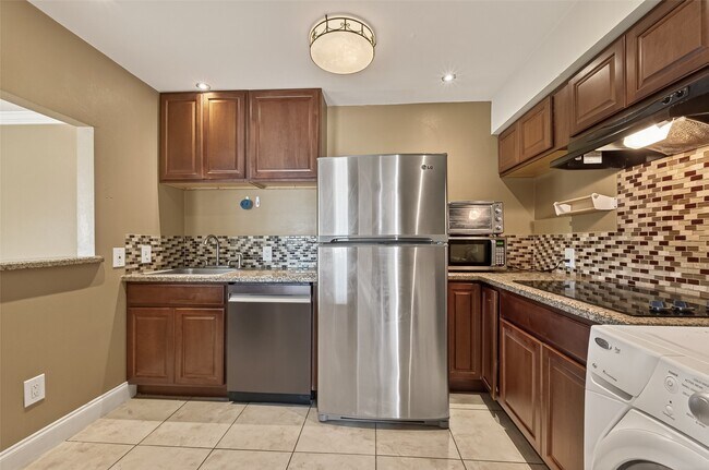 Building Photo - 2201 Fountain View Dr