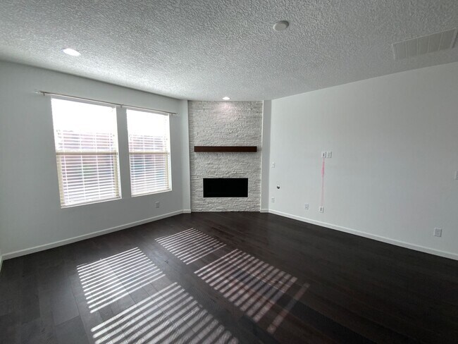 Building Photo - 5 Bedroom Luxury Home Available Near Louis...