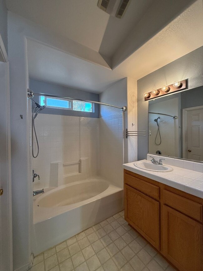 Building Photo - Spacious Single Story 4 Bedroom, 2 Bathroo...