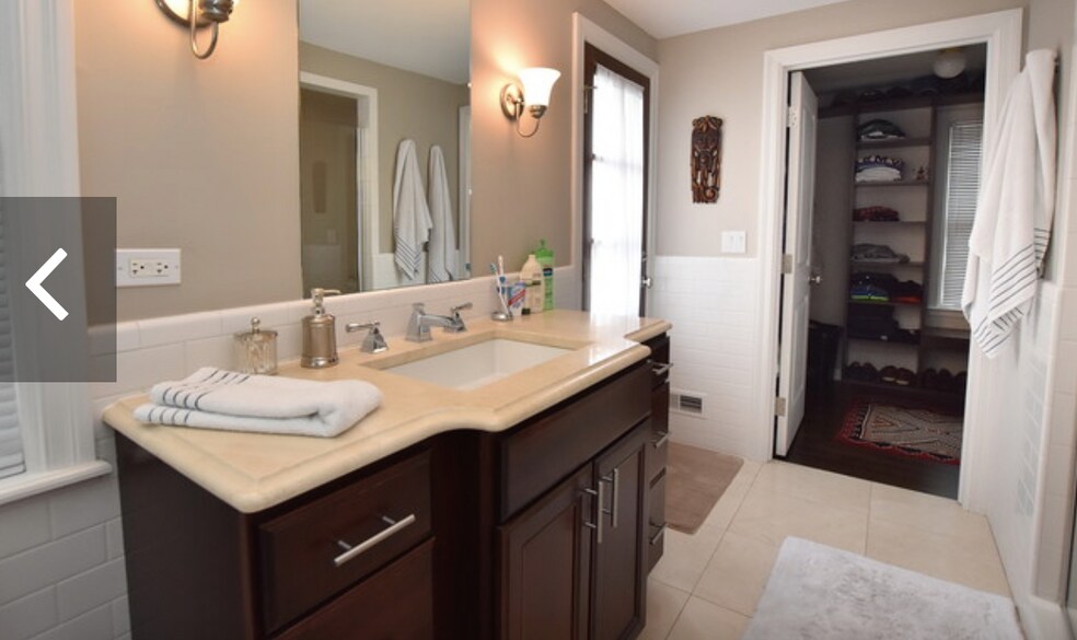 Bth./shower to Walk-in Closet - 997 Henrietta St