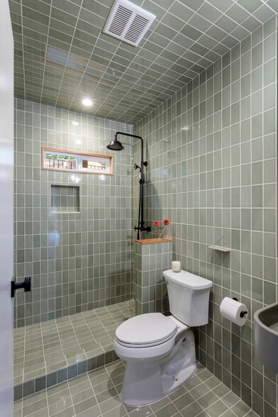 Building Photo - 3361 Hamilton Way