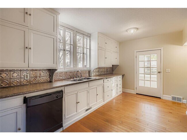 Building Photo - 988 Reaney Ave E