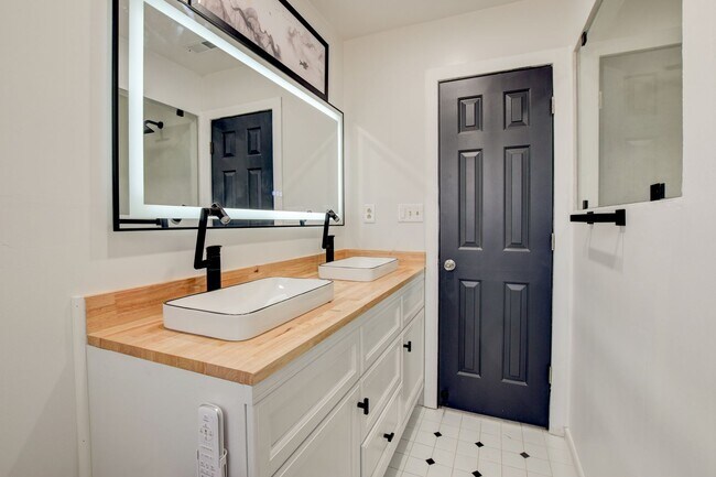 Building Photo - 412 Saddle Ct