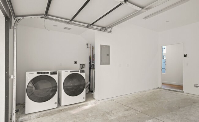 Building Photo - RECENTLY RENOVATED TOWNHOME | 5 BED 5 BATH | PRIVATE ROOFTOP DECK |  PET FRIENDLY | SPACIOUS BEDR...