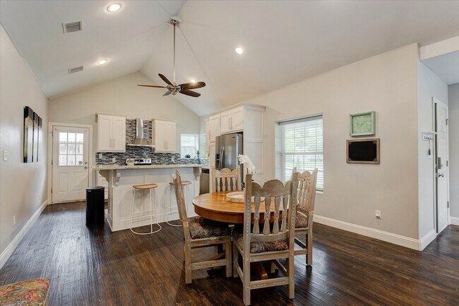 Building Photo - 2521 Benbrook Blvd