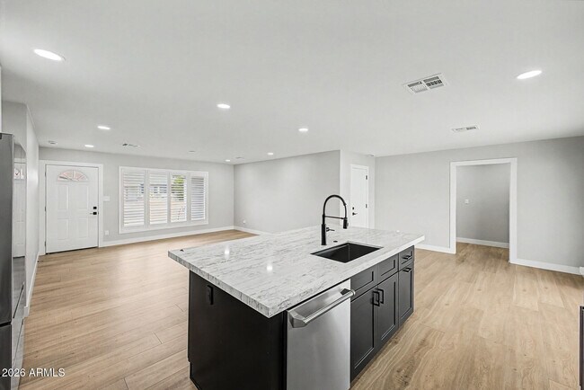 Building Photo - 8440 E Palm Ln
