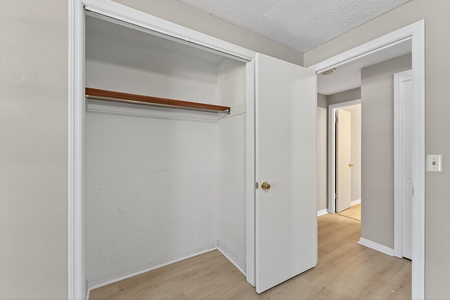 Building Photo - 1712 Village Ct