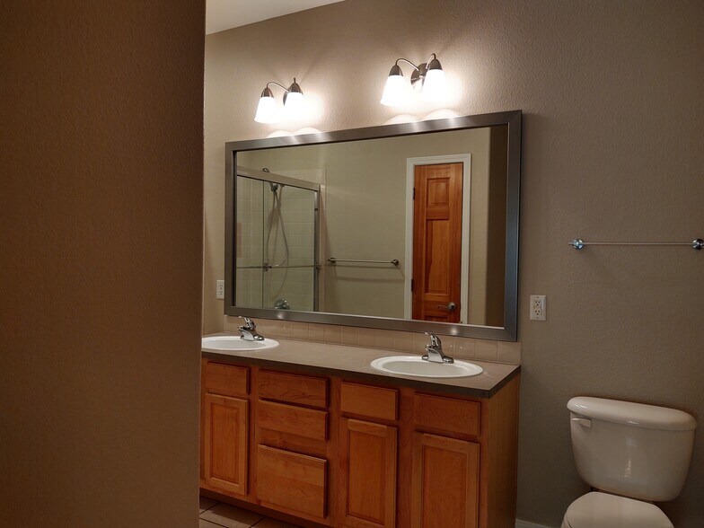 Building Photo - 5220 Boardwalk Dr