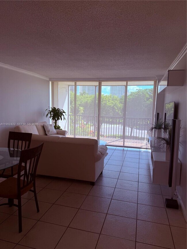 Building Photo - 3475 N Country Club Dr