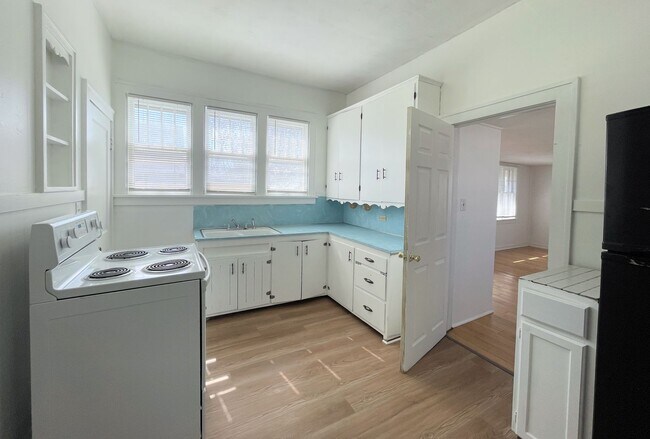 Building Photo - 3 bed in Nickerson with large fenced yard