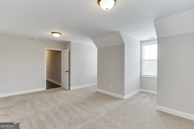 Building Photo - 323 Deer Run Dr