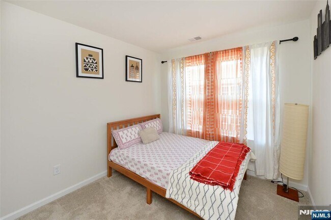 Building Photo - 60 Litchfield Ln