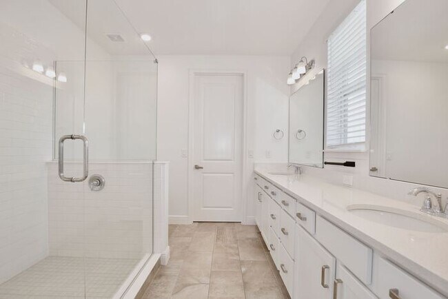 Building Photo - Charming 3/2.5 Courtyard Home with Loft & ...