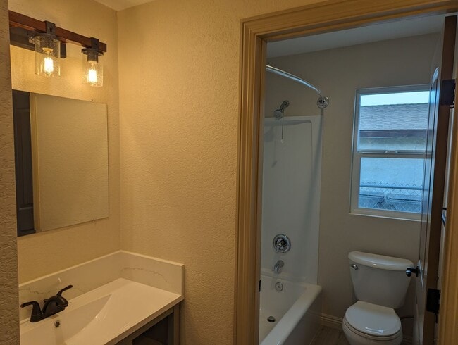 Building Photo - 3 bedroom/ 2 bath Newly Remodeled Home in ...