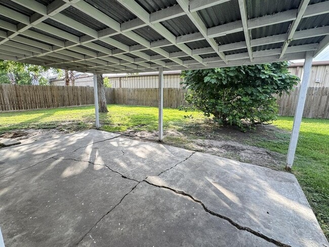 Building Photo - 102 Tanglewood Dr