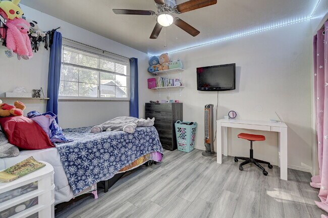 Building Photo - Charming 3-Bed Home with Bonus Room, Firep...