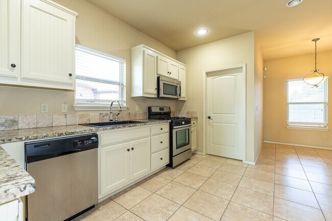 Building Photo - Beautiful 3 Bedroom, 2.5 Bath Home in Jenks