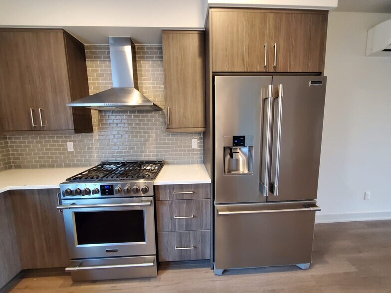 High end appliances - Gas - 17905 35th Ave SE