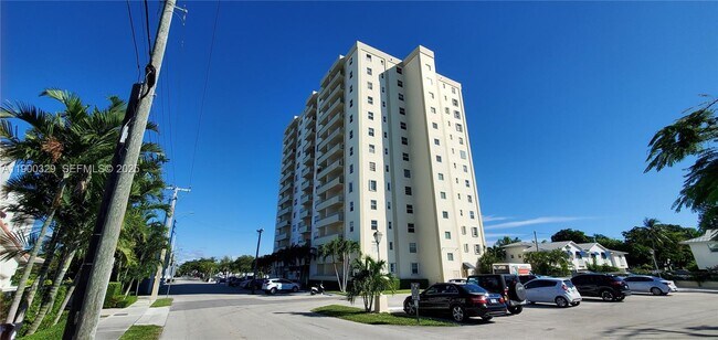 Building Photo - 900 NE 18th Ave