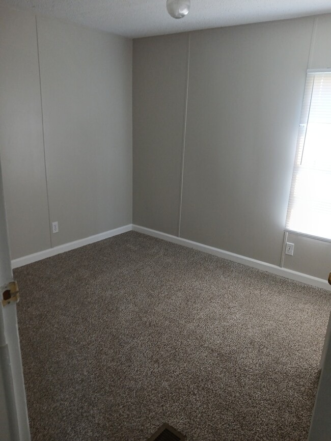 Building Photo - Mobile Home For Sale