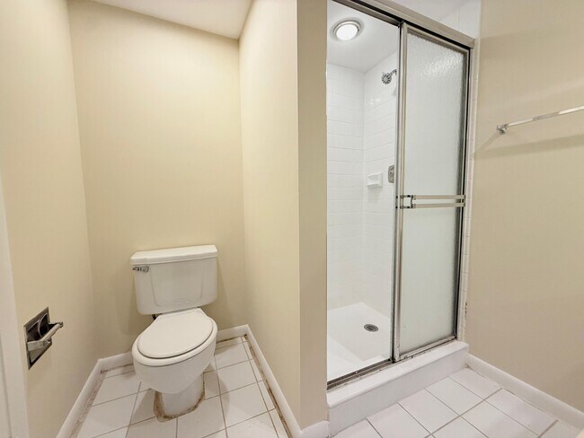 Building Photo - 810 8th Way