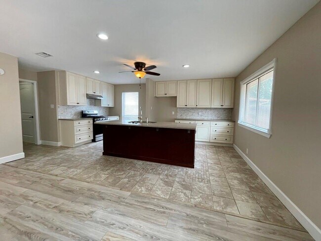 Building Photo - 710 Andover Dr