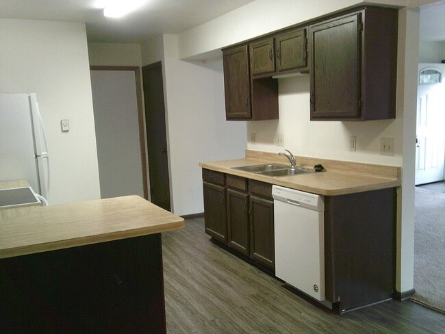 Building Photo - 2 Bedroom, 1.5 Bath Townhome