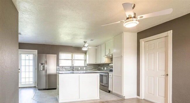 Building Photo - 4724 NW Ridgecrest Dr