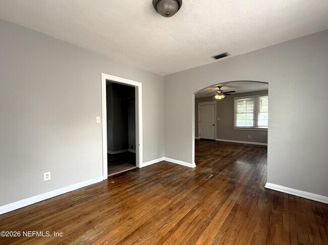 Building Photo - 843 Mackinaw St
