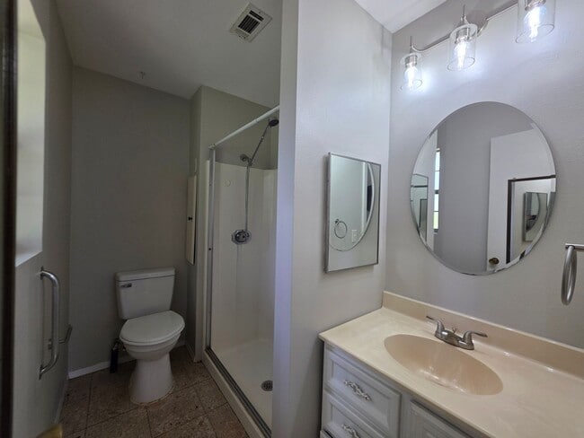 Building Photo - 4BR/2BA lake view home with covered back p...