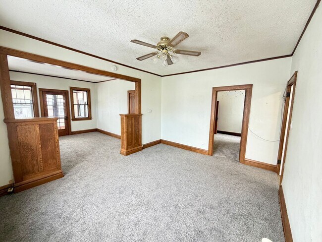 Building Photo - 2 Bedroom w/ Garage Option - AVAILABLE APRIL 24TH!