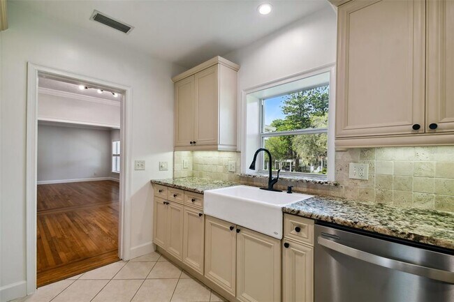 Building Photo - 2918 W Coachman Ave