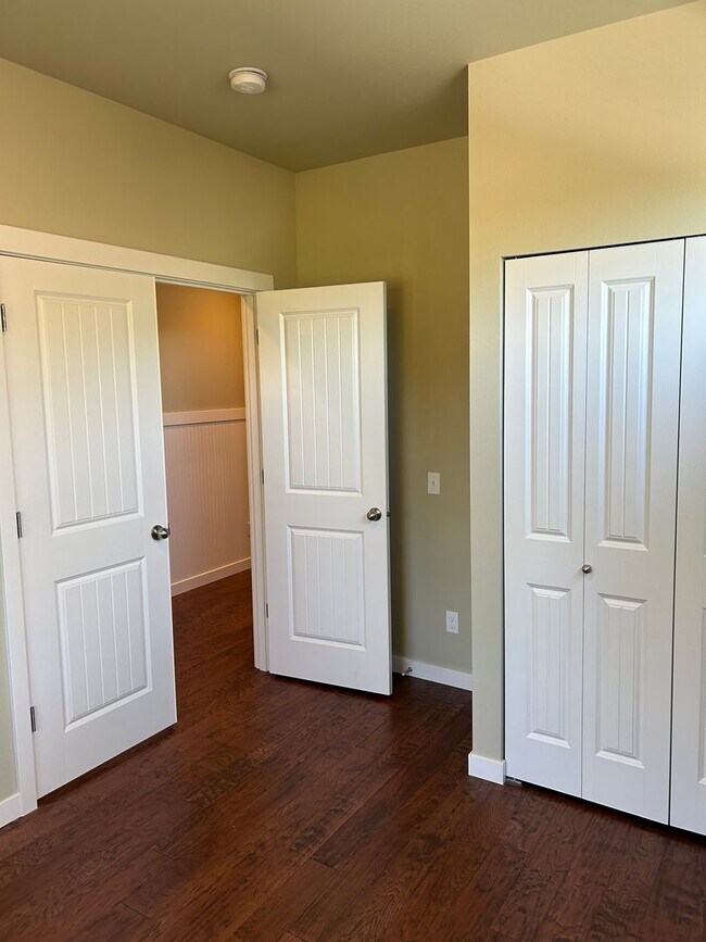 Building Photo - Newer Duvall 5 Bedroom 3 Bath Luxury Home