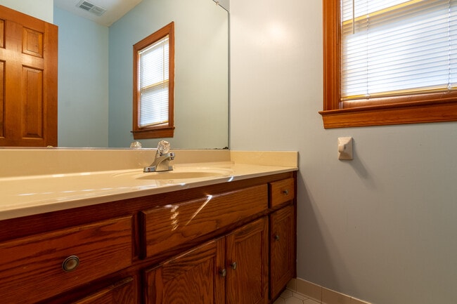 Building Photo - 4135 Knollcrest Cir N