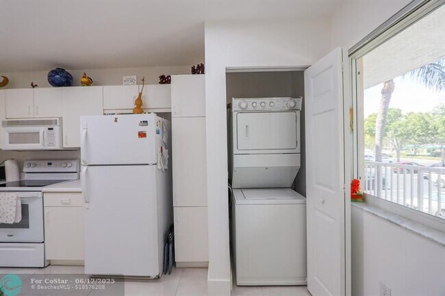 Building Photo - 9560 Weldon Cir