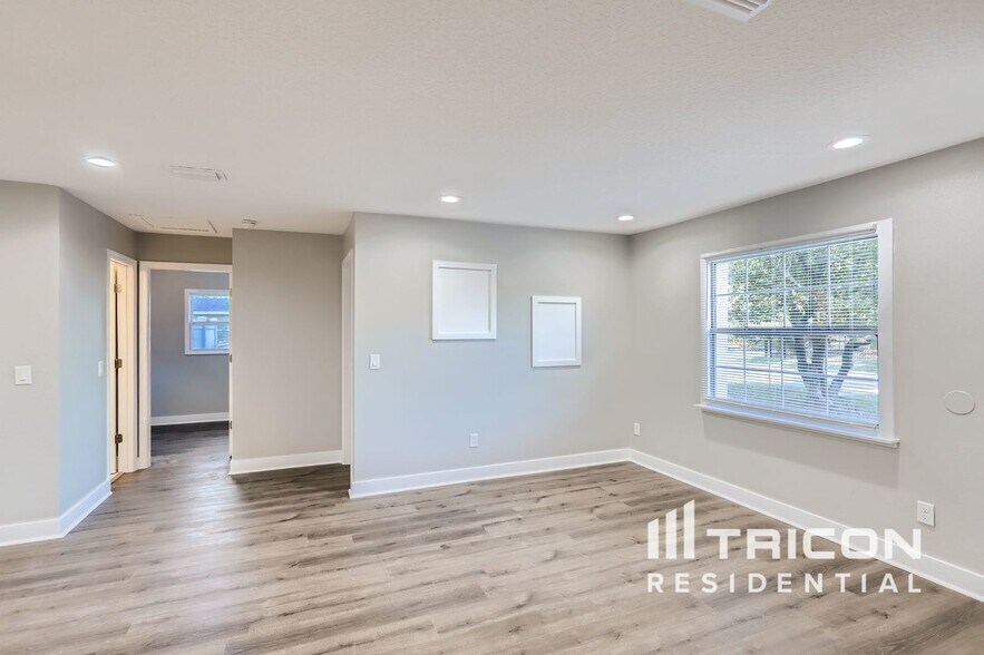 Building Photo - 667 Encino Way