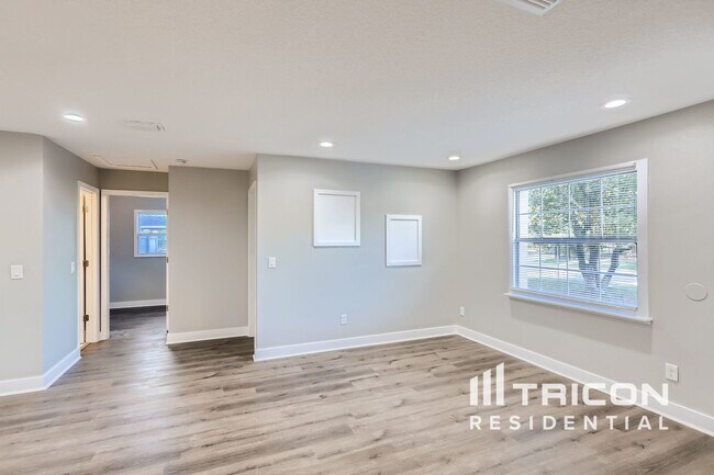 Building Photo - 667 Encino Way