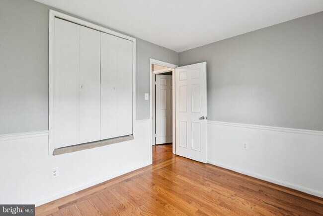 Building Photo - 5790 Burke Towne Ct