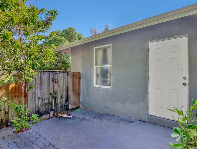 Building Photo - 1950 Wisteria St
