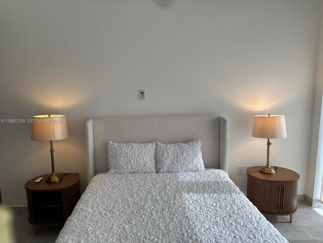 Building Photo - 3581 E Glencoe St