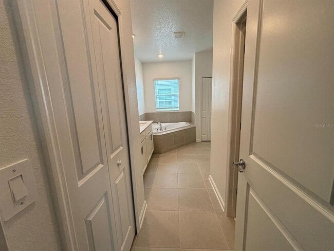 Building Photo - 6097 Meditation Dr