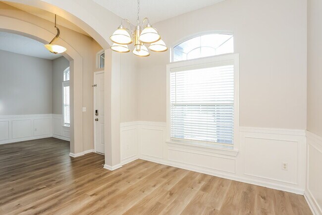 Building Photo - 1819 Burgess Hill Dr E