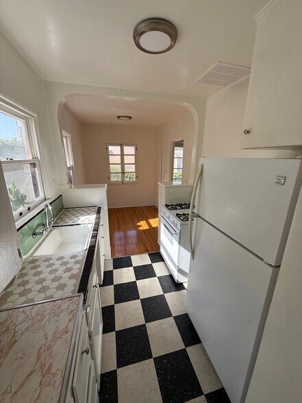 Building Photo - 826 Maltman Ave