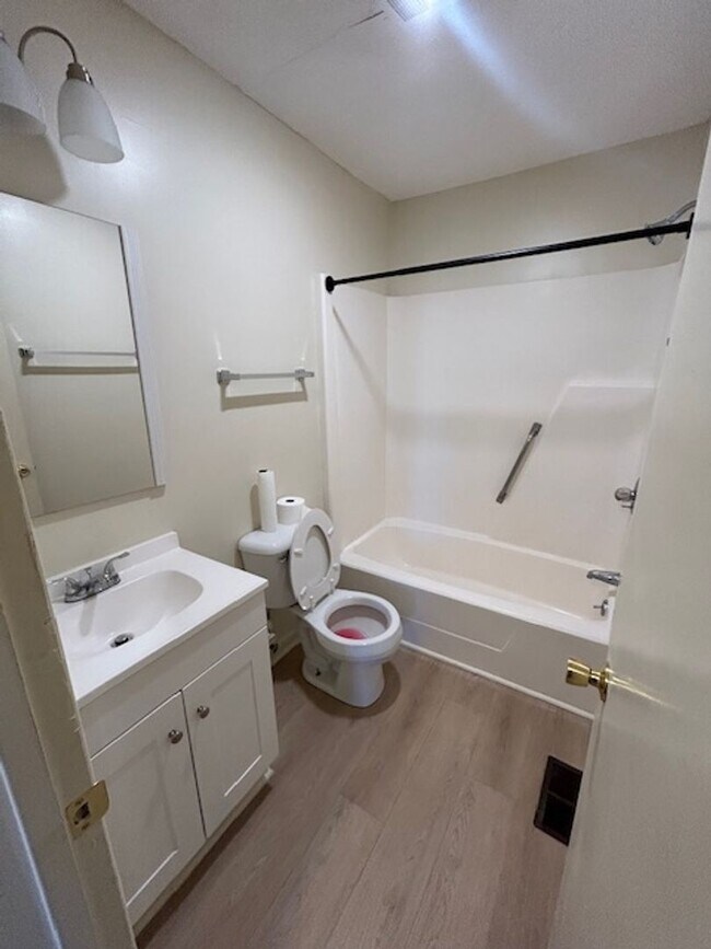 Building Photo - 3601 Hillcrest Dr