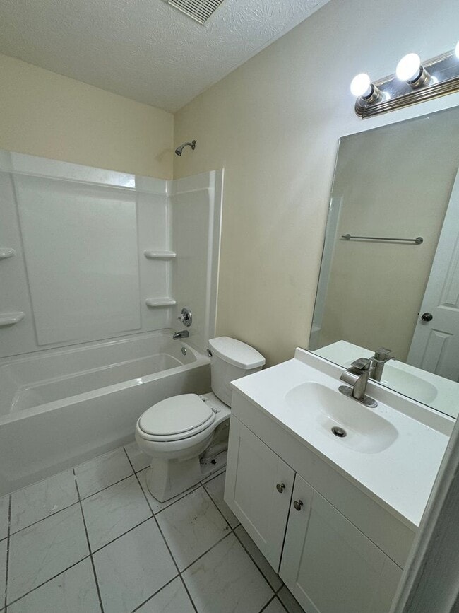 Building Photo - 4 Bedrooms in Eastern Oaks