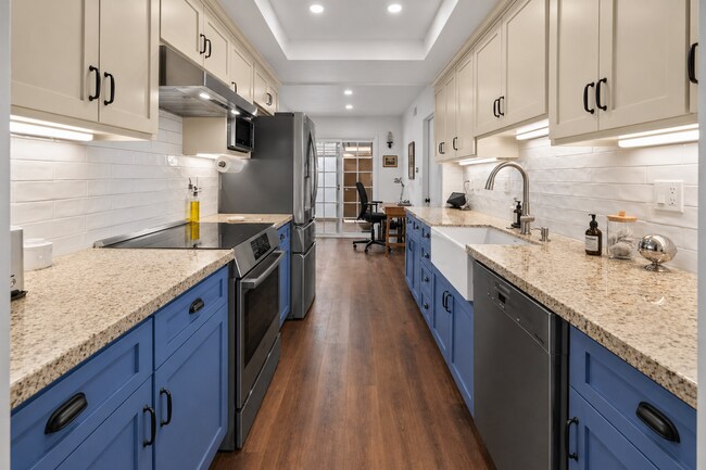 Building Photo - 7 Month Furnished Condo at Collwood Manor