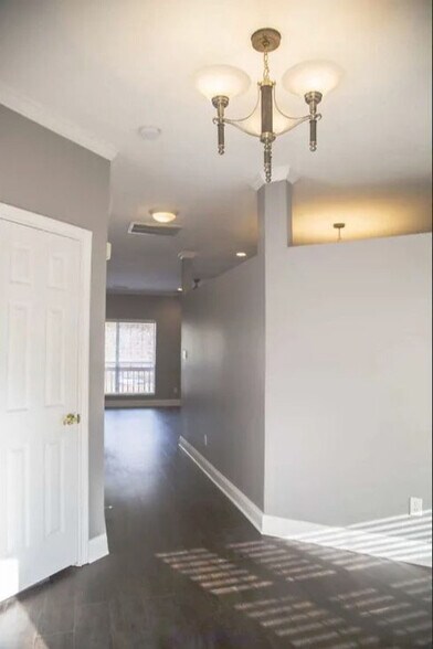 Building Photo - 304 Queen Victoria Way