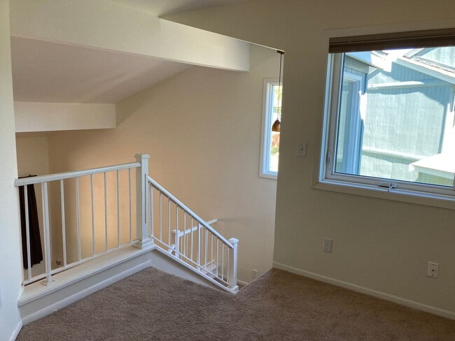 Building Photo - Beautifully kept (3) Bed, (2.5) Bath in Ea...